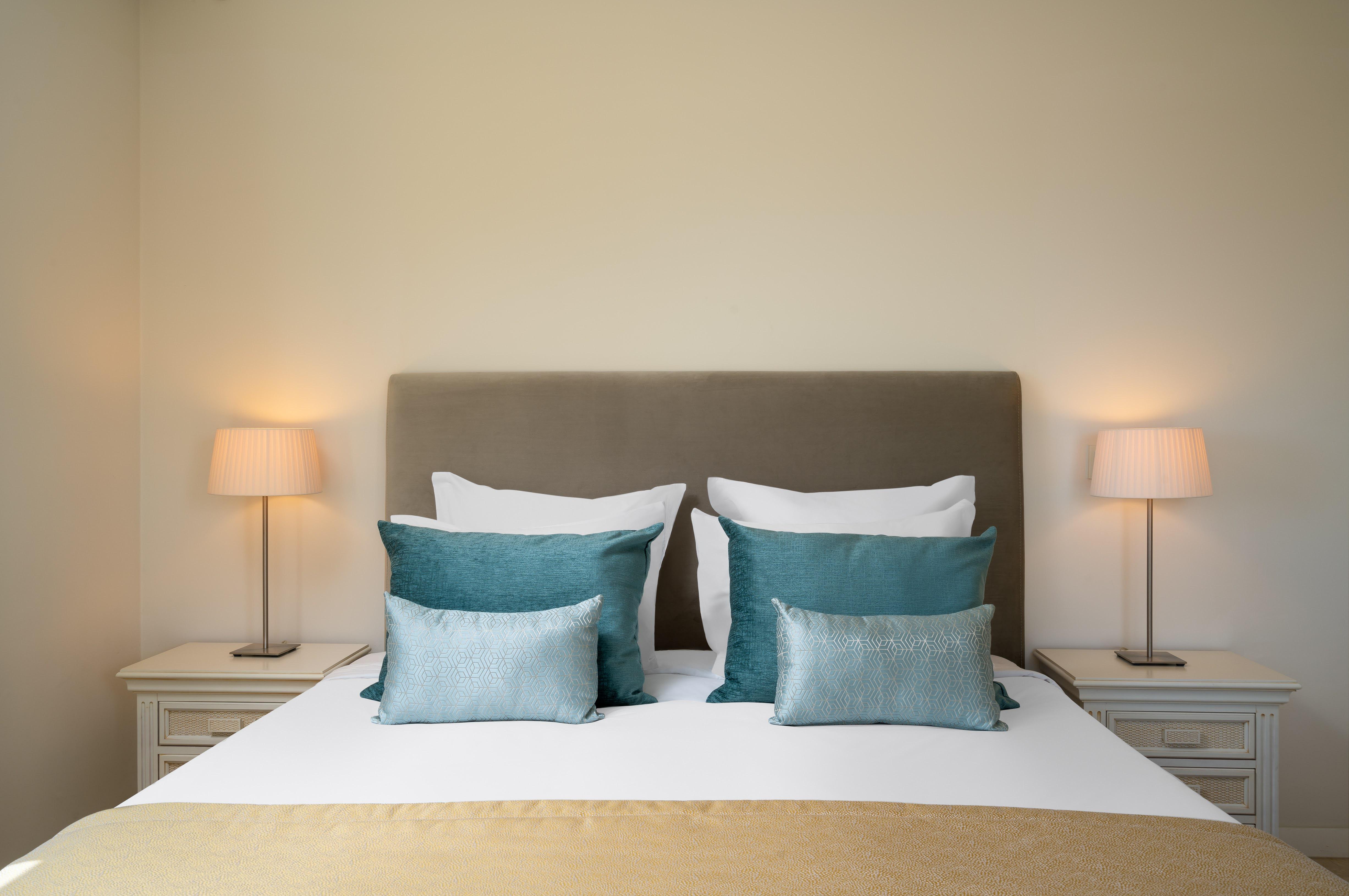 Monte Santo Resort Carvoeiro  Dış mekan fotoğraf A bed with cushions