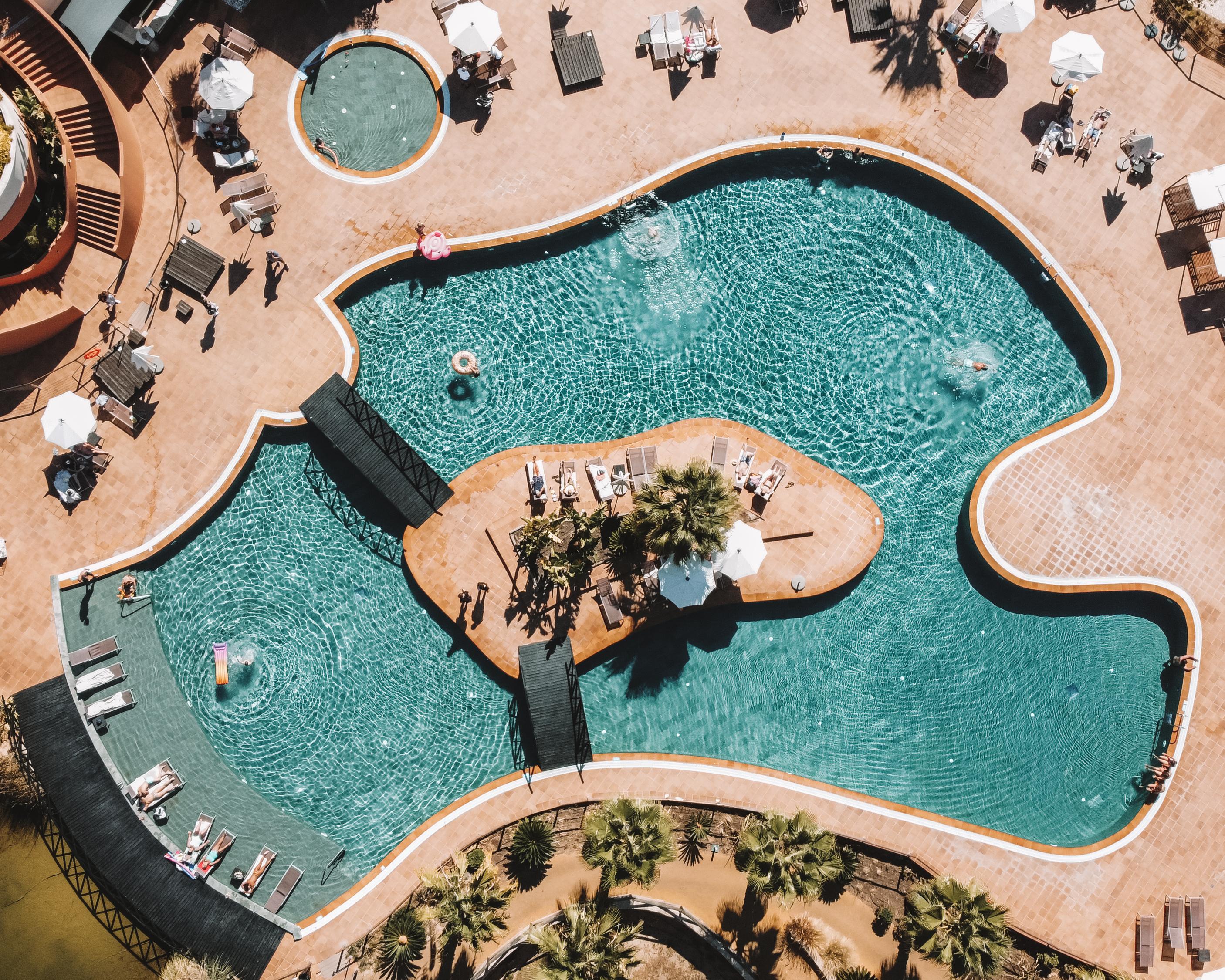 Monte Santo Resort Carvoeiro  Dış mekan fotoğraf Aerial view of the pool at the Hilton Hawaiian Village